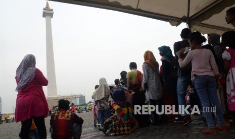  Warga mengunjungi kawasan Monumen Nasional (Monas) (ilustrasi)