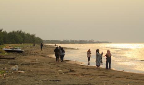 Warga mengunjungi objek wisata pantai Tiris desa Pabean ilir, Kecamatan Pasekan, Indramayu, Jawa Barat, Kamis (19/8/2021). Pemerintah desa dan masyarakat setempat memanfaatkan pantai tersebut menjadi objek wisata yang dikelola secara swadaya guna menarik wisatawan sekaligus sebagai upaya membangkitkan perekonomian warga yang terdampak pandemi COVID-19. 