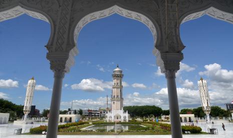 Majelis Adat Aceh Sulit Cegah Adat Bertentangan Syariat. Warga mengunjungi objek wisata religi Masjid Raya Baiturrahman di Banda Aceh, Aceh.