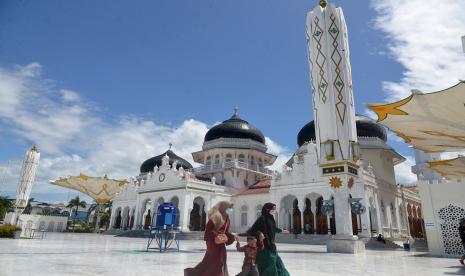 Pelaku pariwisata di Aceh mulai menawarkan paket wisata dengan protokol Covid-19. Ilustrasi warga mengunjungi objek wisata religi Masjid Raya Baiturrahman di Banda Aceh, Aceh, Selasa (9/6/2020). 