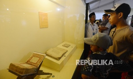 Warga mengunjungi pameran peradaban Islam Nusantara yang di selenggarakan di Islamic Center Nusa Tenggara Barat, Sabtu (30/7).