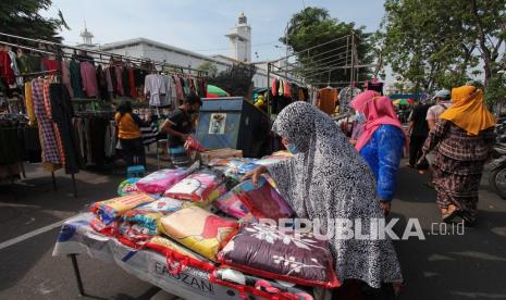 Warga mengunjungi pasar dadakan di ruas Jalan Pahlawan, Surabaya, Jawa Timur, Ahad (22/8/2021). Para pedagang berjualan kembali di hari Minggu pagi di pasar dadakan di kawasan Tugu Pahlawan tersebut yang sebelumnya sempat tidak diperbolehkan menggelar dagangannya karena pandemi COVID-19. 