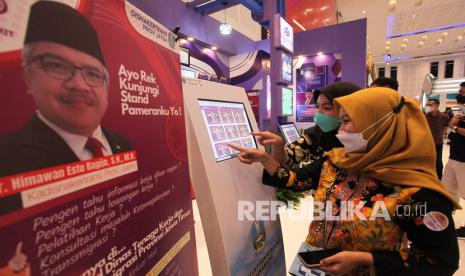 Warga mengunjungi stand pada Pameran dan Simposium Inovasi Pelayanan Publik di Grand City Mall, Surabaya, Jawa Timur, Kamis (18/11/2021). Pameran yang menyajikan informasi pelayanan publik yang ada di Jawa Timur itu digelar sampai 20 November 2021.