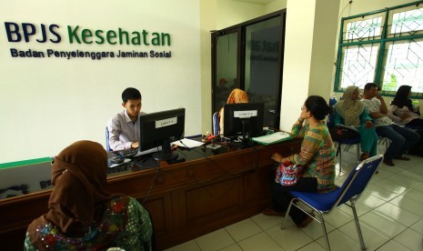 Warga mengurus BPJS Kesehatan di kantor BPJS Kesehatan Yogyakarta, Rabu (16/6).