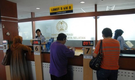 Warga mengurus paspor di Kantor Imigrasi> Pembekuan bebas visa tak pengaruhi kunjungan wisatawan 