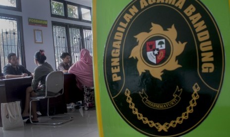 Warga mengurus surat administrasi di Pengadilan Agama Bandung, Jawa Barat