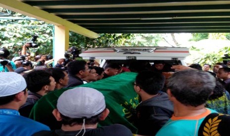 Warga mengusung jenazah aktor senior, Didi Petet, di rumah duka di Bambu Apus, Tangerang Selatan, Jumat (15/5). 