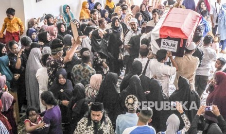 Warga mengusung jenazah Dolar, korban jatuhnya pesawat Lion Air JT-610 di rumah duka, Pangkalpinang, Kepulauan Bangka Belitung, Jumat (9/11/2018). 