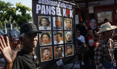 Warga mengusung poster bertuliskan Selamat Bekerja Pansel KPK pada Hari Bebas Kendaraan Bermotor (HBKB) di Solo, Jawa Tengah, Ahad (16/6/2019).