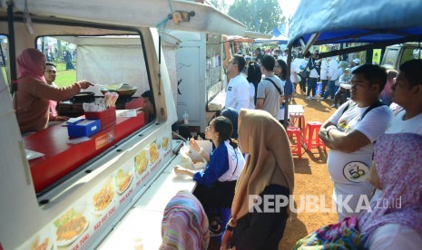 Warga menikmati kuliner di Food Truck Halal pada acara 