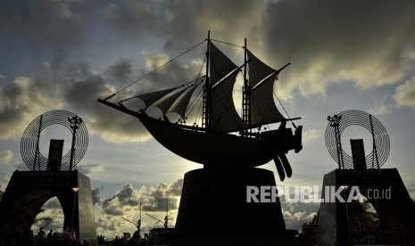 Warga menikmati pemandangan matahari terbenam (sunset) akhir tahun 2019 di Anjungan Pantai Losari, Makassar, Sulawesi Selatan, Selasa (31/12/2019).(Antara/Abriawan Abhe)