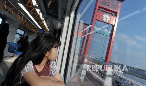 Warga menikmati perjalanan dengan Light Rail Transit (LRT) atau Kereta Api Ringan di Palembang,Sumsel, Rabu (25/7). 