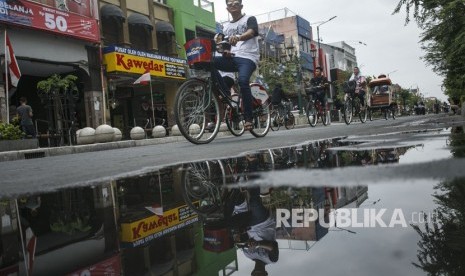 Warga menikmati suasana hari bebas kendaraan bermotor saat uji coba semi pedestrian Malioboro di Yogyakarta.