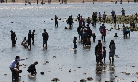  Warga menikmati suasana Pantai Logending di Kabupaten Kebumen, Jawa Tengah, Senin (20/8). (Aditya Pradana Putra/Republika)