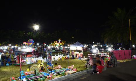 Warga menikmati suasana alun-alun di Kota Madiun, Jawa Timur, Jumat (14/5/2021). (Ilustrasi)