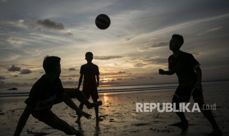 Warga menikmati suasana sore di Pantai Barat Pangandaran, Jawa Barat.