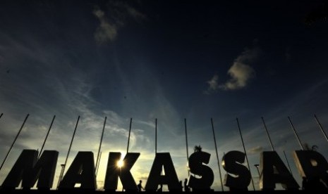 Warga menikmati suasana tenggelamnya matahari di Anjungan Pantai Losari Makassar, Sulawesi Selatan.