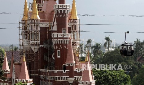 Warga menikmati wahana kereta gantung di Taman Mini Indonesia Indah (TMII) , Jakarta Timur, Ahad (1/1).Republika/Rakhmawaty La'lang