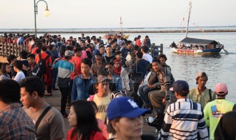   Warga menikmati wisata di pantai Ancol, Jakarta Utara, Kamis (31/12).  (Republika/Yasin Habibi)