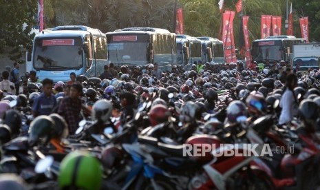 Warga menikmati wisata di pantai Ancol, Jakarta Utara, Kamis (31/12). 