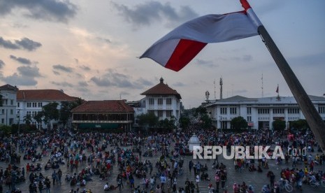 Warga menikmati wisata Kota Tua di Jakarta Barat, Jumat (7/6/2019). 