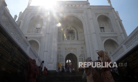 Warga menikmati wisata religi Masjid Ramlie Musofa pada libur Lebaran, Jakarta, Ahad (2/7).