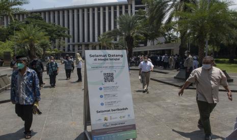 Warga meninggalkan Masjid Istiqlal usai menunaikan shalat Jumat di Jakarta, Jumat (29/10/2021). Menurut Satuan Tugas Penanganan COVID-19, kini kasus COVID-19 aktif di Indonesia sudah di bawah satu persen atau 96,3 persen dari empat juta orang Indonesia yang terpapar COVID-19 dinyatakan sembuh.