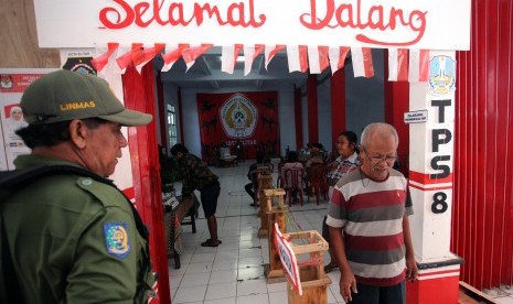 Warga meninggalkan Tempat Pemungutan Suara (TPS) saat pelaksanaan pemilihan suara ulang (PSU) Pilgub Jatim di TPS 08 Kepanjenlor, Kota Blitar, Jawa Timur, Minggu (1/7). 