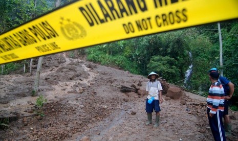 Warga meninjau jalan yang tertutup material tanah longsor di Desa Wisata Sepakung, Banyubiru, Kabupaten Semarang, Jawa Tengah, Jumat (11/11).