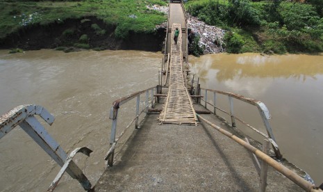 Jembatan rusak (ilustrasi).