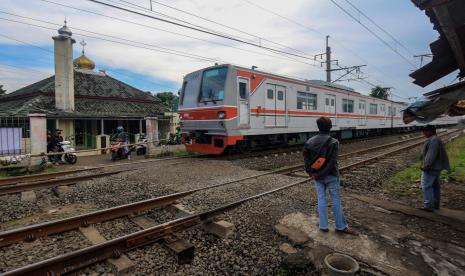 Warga menjaga perlintasan sebidang Kereta Api (KA) liar di Jalan Paseban, Bojong Gede, Kabupaten Bogor, Jawa Barat, Kamis (16/6/2022). PT KAI Daop 1 Jakarta berencana menutup sejumlah perlintasan sebidang KA liar di wilayah Bojong Gede, untuk menjamin keselamatan perjalanan Kereta Api (KA) dan masyarakat sekitar serta meminimalisir kecelakaan.