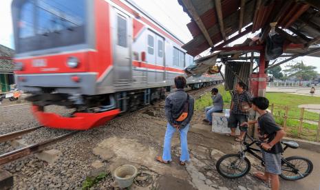 Warga menjaga perlintasan sebidang Kereta Api (KA) liar di Jalan Paseban, Bojong Gede, Kabupaten Bogor, Jawa Barat (ilustrasi).