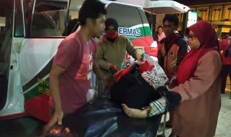 Warga menjalani pemeriksaan di Puskesmas Manonjaya, Kabupaten Tasikmalaya, Rabu (1/1) malam. Puluhan warga Desa Cihaur, Kecamatan Manonjaya, Kabupaten Tasikmalaya, dibawa ke Puskesmas Manonjaya, lantaran diduga keracunan. 