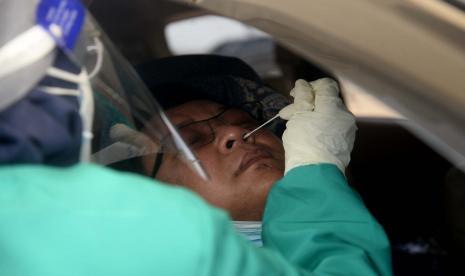 Warga menjalani swab test antigen di Altomed, Kelapa Gading, Jakarta.