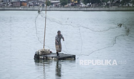 Nelayan menjaring ikan 