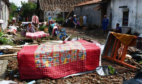 Warga menjemur kasur yang basah akibat hujan dan puting beliung di Desa Sidomulyo, Wonoasri, Kabupaten Madiun, Jawa Timur, Kamis (16/12/2021). Sebanyak 515 bangunan yang terdiri rumah warga, gedung sekolah, toko, warung di empat desa yaitu Sidomulyo, Ngadirejo, Plumpungrejo, Jatirejo mengalami rusak berat, ringan dan sebagian roboh akibat puting beliung yang terjadi saat hujan deras, Rabu (15/12).