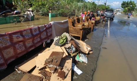 Warga menjemur perabotan rumah tangga yang basah akibat terendam banjir di kawasan Tanjung Agung, Bengkulu, Senin (29/4/2019). 