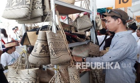 Warga menjual kerajinan dan kopi di bazar Jambore Masyarakat Gambut, di Desa Kiram, Karang Intan, Banjar, Kalimantan Selatan, Sabtu (28/4). Bahan baku dagangan itu di tanam di lahan gambut.