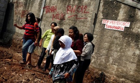 Warga menolak adanya rencana pembangunan rumah dinas Zeni Kostrad, di tanah warga yang masih menjadi sengketa antara warga dengan Batalyon Zeni Kostrad