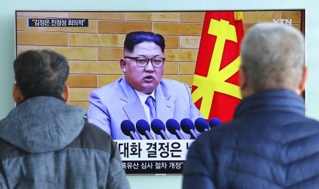 Warga menonton pidato tahun baru Pemimpin Korea Utara Kim Jong-un di Seoul Railway Station di Seoul, Rabu (3/1).