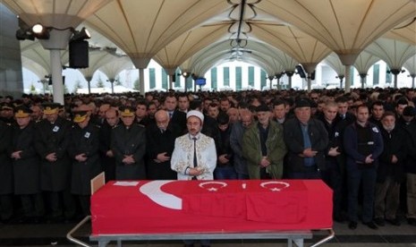 Warga menshalatkan petugas keamanan Murat Gul (20 tahun) yang tewas dalam ledakan di Ankara, Senin, 14 Maret 2016. Ledakan disebabkan dua pengebom, salah satunya perempuan.