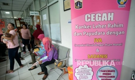 Warga menuggu antrian untuk melakukan pemeriksaan deteksi dini kanker serviks dan kanker payudara dalam kegiatan pekan deteksi dini kanker di Puskesmas 