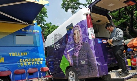 Jamaah melakukan pembayaran biaya haji di mobil layanan milik Bank Muamalat (Ilustrasi)