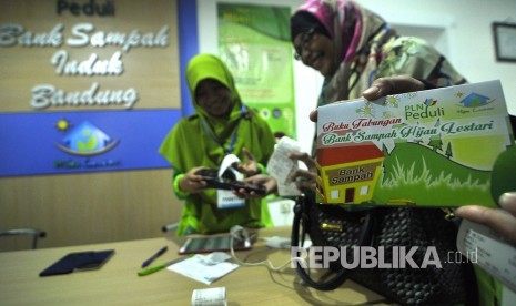 Warga menukarkan saldo tabungan sampah untuk pembelian listrik saat peresmian Bank Sampah Induk Kota Bandung dan Ecomart di Jalan Ahmad Yani, Kota Bandung, Selasa (21/2). 