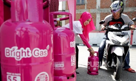 Warga menukarkan tabung Elpiji 3 Kg dengan tabung gas non subsidi Bright Gas 5,5 Kg di salah satu oulet penukaran.