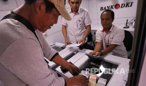 Warga menukarkan uang baru di gerai penukaran uang baru Bank DKI, Rabu (23/5). Selama Mei 2018, Bank DKI mempersiapkan dana sebesar Rp700 Miliar untuk antisipasi kenaikan konsumsi uang tunai masyarakat. 