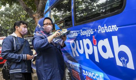 Warga menukarkan uang baru di mobil kas keliling Bank Indonesia (BI) di Pasar Induk Kramat Jati, Jakarta. Bank Indonesia resmi merilis uang rupiah kertas baru tahun emisi 2022 khusus pecahan Rp 1.000 sampai Rp 100.000. Bank Indonesia merilis tujuh pecahan uang kertas baru