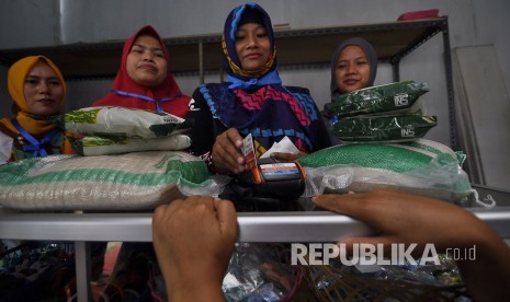 Warga menukarkan voucher Bantuan Pangan Non-Tunai (BPNT) dengan sembako di e-Warung Kube PKH Jadi Barokah, Jalan Binong Jati, Kota Bandung, Kamis, (23/2). 