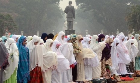 Warga menunaikan shalat Istisqa (ilustrasi).