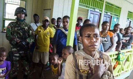 Warga menunggu antrean saat berobat di Puskesmas Ayam di kampung Bayiwpinam, Distrik Akat, Kabupaten Asmat, Papua. DPR Sebut Hampir Setengah Puskesmas di Papua tak Miliki Dokter